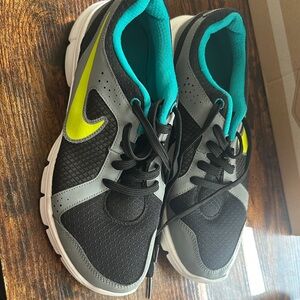 Boys 6Y Black and Gray Nike Athletic Shoes